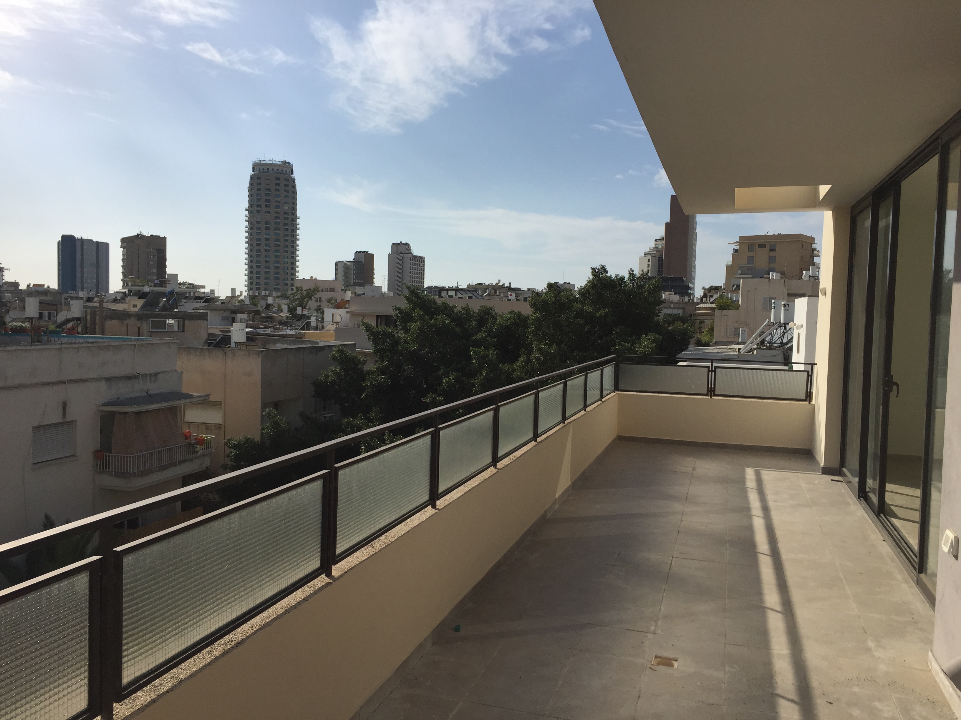 Bauhaus Penthouse in Central Tel Aviv – 5 Minutes to the Sea