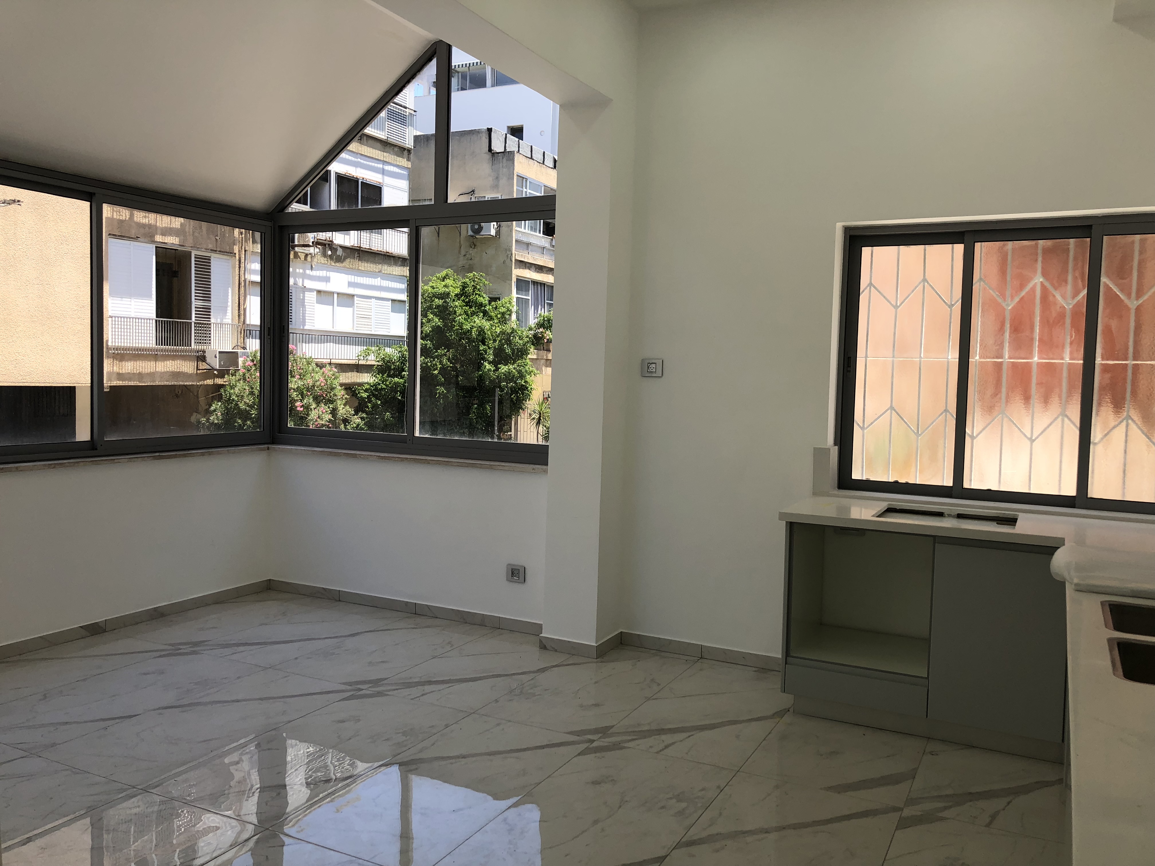 2 Bedroom Apartment for Sale in Lev Tel Aviv Near the Carmel Market & Nahalat Binyamin